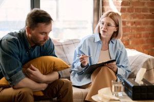 patient and therapist talk in a cognitive-behavioral therapy session